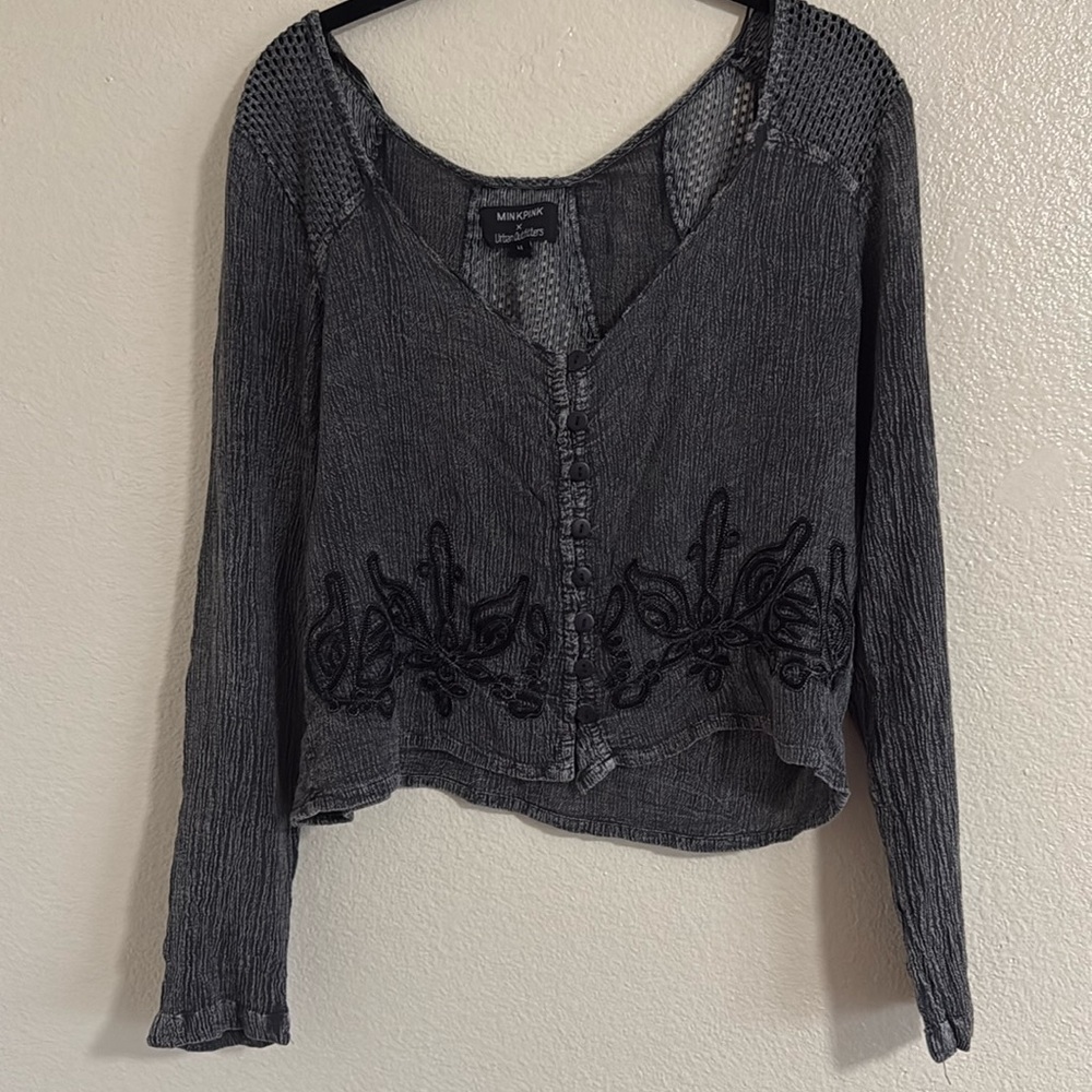 MinkPink x Urban Outfitters Gray Cropped Blouse – Size M
